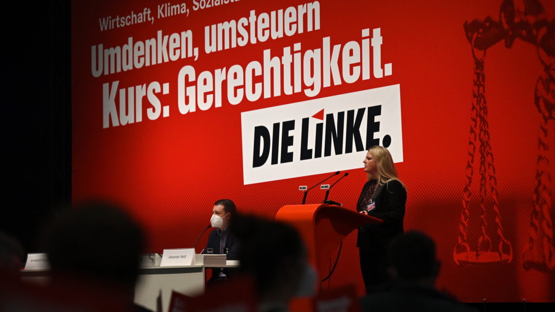 Susanne Schaper auf der LVV 2021. Im Hintergrund in großen Lettern: "Umdenken, umsteuern: Kurs: Gerechtigkeit"