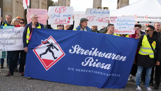 Beschäftigte der Riesaer Nudelwerke halten in Berlin das Banner "Streikwaren Riesa"