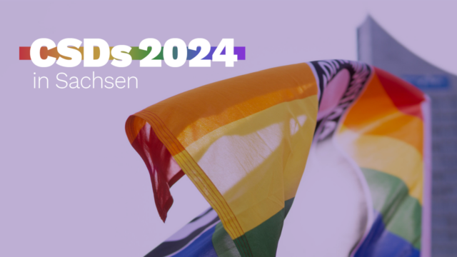 CSDs 2024 in Sachsen, daneben eine Regenbogenflagge und den Leipziger MDR-Turm